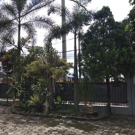 Villa & Guest House Batu Indah Exteriör bild