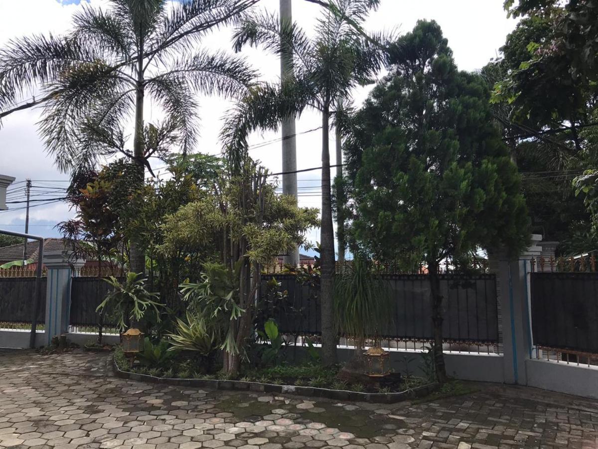Villa & Guest House Batu Indah Exteriör bild