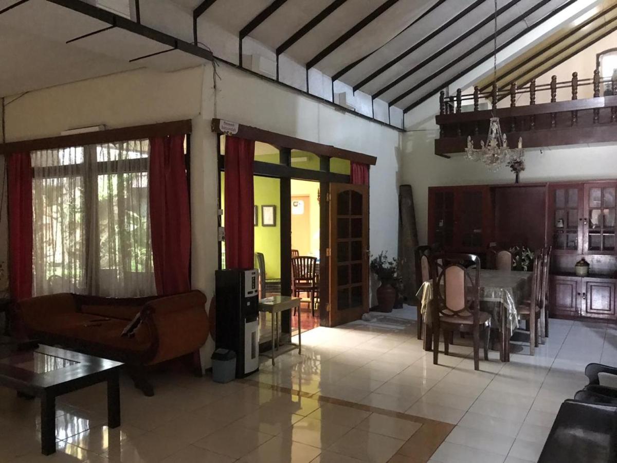 Villa & Guest House Batu Indah Exteriör bild